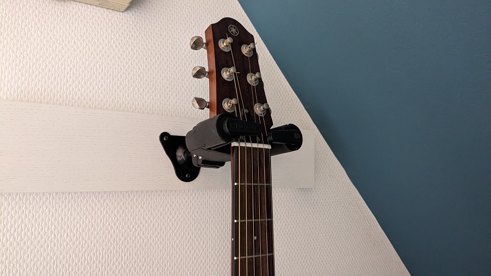 ハーキュレスギターハンガーで壁に穴を開けずにギターを壁掛けする方法 